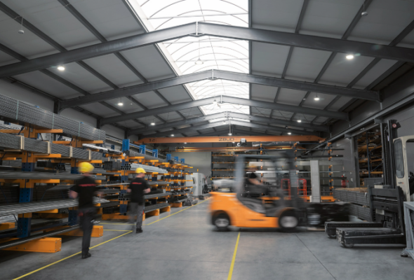 Двухуровневая система грузоподъёмных операций: как совместить опорные кран-балки и консольные краны для непрерывной логистики цеха