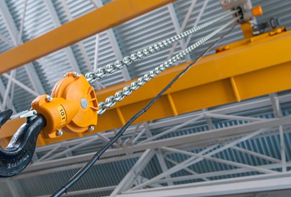 Локальный подъем или постоянный цикл: как выбрать между ручным рычажным и пневматическим цепным приводом