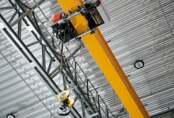 Канат или цепь: как условия эксплуатации и физика нагрузок определяют выбор типа электрического тельфера